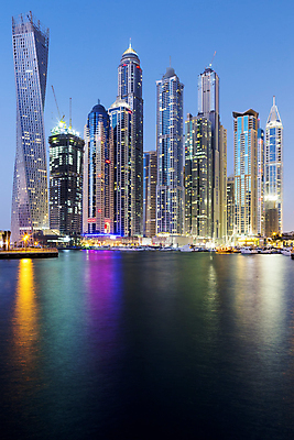 포토 JPG 해외이미지 비즈니스 중동 건축양식 조명 풍경 사람없음 건물 물 빛 도시풍경 반사 탑 고층빌딩 새벽 산책로 도시 만 보트 재산 고급 중앙 야간 저녁 큼 상업 운하 장면 대도시 동쪽 스카이라인 빛망울 아랍에미리트 개발 두바이 해외202004 해외포토 자연요소 건축물 건축 나라 길 컨셉 배_교통 빌딩 금융 크기 방향 파일형식 이미지허브