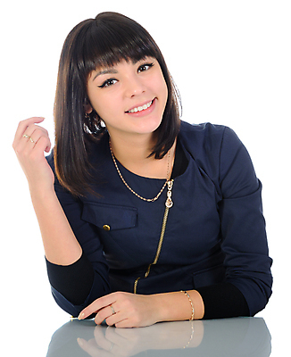 포토 JPG 해외이미지 1 응시 여자 백그라운드 갈색머리 한명 사람 동양인 성인 흰색 슛 길이 해외202004 해외포토 헤어스타일 시선 컬러 인종 파일형식 이미지허브