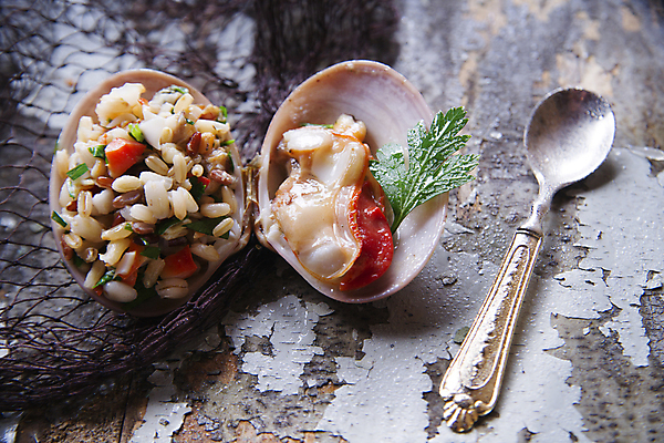 포토 JPG 해외이미지 조개 실내 마늘 사람없음 숟가락 그물 조개껍데기 리조또 나무배경 해외202004 해외포토 음식 백그라운드 채소 어패류 수저 내부 파일형식 이미지허브