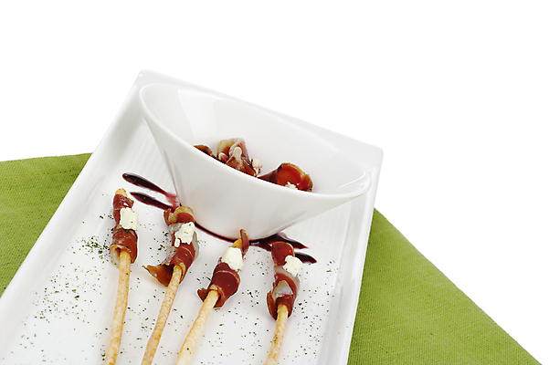 포토 JPG 해외이미지 접시 음식 조각 치즈 육류 사람없음 장식 가로 초록색 고명 양념 막대기 사발 허브 흰배경 햄 고립 정교 해외202004 해외포토 식물 식기 컬러 백그라운드 식재료 유제품 흰색 사기그릇 파일형식 이미지허브