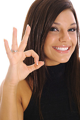 포토 JPG 해외이미지 백인 모델 직업 옷 여자 행복 얼굴 백그라운드 비즈니스 손가락 한명 미소 사람 성인 10대 청춘 유행 우주 검은색 흰색 비즈니스우먼 화려 스마트 히스패닉 고립 스페인어 스타일 유일 해외202004 해외포토 서양인 1 손 감정 컬러 컨셉 청소년 표정 신체부위 직장인 파일형식 이미지허브