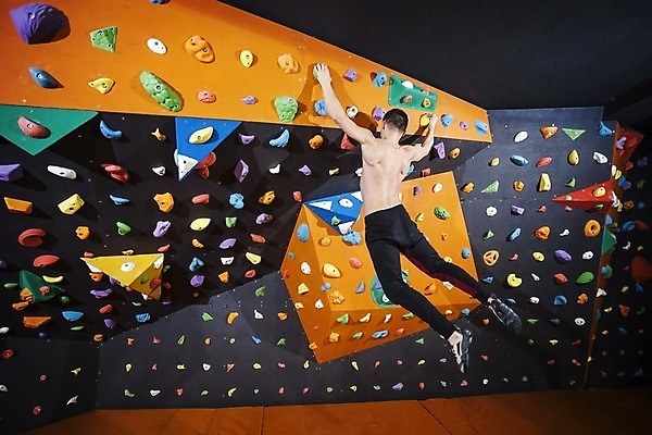 포토 JPG 해외이미지 백인 1 응시 남자 벽 스포츠 포즈 실내 한명 안전 사람 성인 운동 힘 흰색 잡기 연습 체육관 오르기 인공 해외202004 해외포토 서양인 시선 컬러 모션 건강 내부 파일형식 이미지허브