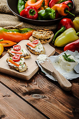 포토 JPG 해외이미지 음식 빵 조각 백그라운드 다이어트 채소 고추 치즈 파슬리 샌드위치 건강 사람없음 초록색 빛 주방 식사 어둠 펼침 우유 흰색 신선 사발 맛 아침식사 바게트 상품 먹기 허브 크림 시골집 부드러움 쪽파 단백질 바이오 해외202004 해외포토 식물 컬러 컨셉 모션 유제품 주택 감각 사기그릇 파 영양소 파일형식 이미지허브