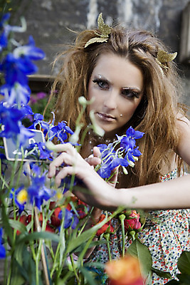 포토 JPG 해외이미지 라이프스타일 드레스 공원 여자 꽃 한명 사람 야외 초록색 여름 태양 유행 화장품 꿈 흰색 신선 선탠 천국 파라다이스 해외202004 해외포토 자연요소 식물 1 옷 계절 공공시설 컬러 생활 뷰티 파일형식 이미지허브