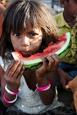 포토 JPG 해외이미지 응시 아시아 어린이 수박 한명 앉기 동양인 소녀 빨간색 고통 표현 달콤 작음 가난 멜론 인도인 먹기 기아 배고픔 노려봄 거지 노숙자 숙성 해외202004 해외포토 외국인 1 시선 여자 감정 나라 컬러 컨셉 과일 모션 표정 사람 인종 맛 크기 사회이슈 파일형식 이미지허브