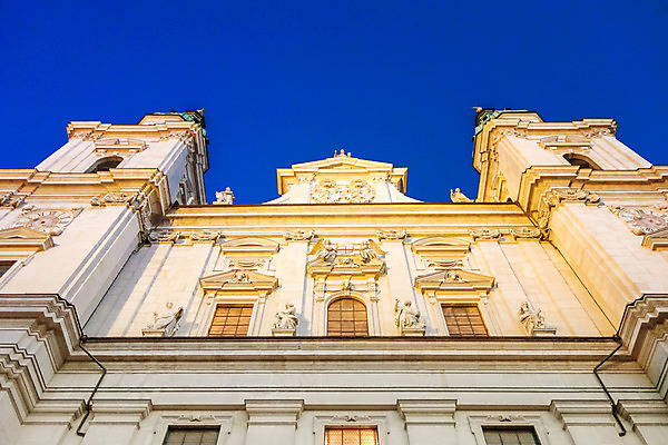 포토 JPG 해외이미지 외관 유럽 기독교 종교 여행 건축양식 하늘 사람없음 건물 파란색 성당 교회 여행객 탑 어둠 천주교 도시 성 중세 역사 오스트리아 재산 야간 저녁 시력 정사각형 타운 바로크 수녀원 옛날 잘츠부르크 해외202004 해외포토 자연요소 도형 건축물 건축 나라 컬러 종교건축 사람 금융 파일형식 이미지허브