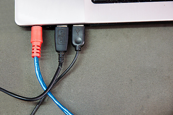 포토 JPG 해외이미지 사람없음 노트북 컴퓨터 플러그 연결 해외202004 해외포토 전자제품 파일형식 이미지허브