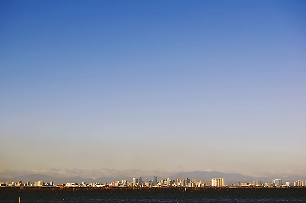 포토 JPG 해외이미지 바다 하늘 산 사람없음 건물 물 파란색 일몰 전철 스카이라인 해외202004 해외포토 자연요소 건축물 육상교통 컬러 대중교통 노을 파일형식 이미지허브