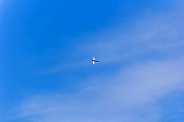 포토 JPG 해외이미지 1 교통시설 하늘 비행기 사람없음 공중 파란색 군용 싸움 대패 폭격기 해외202004 해외포토 무기 컬러 교통 항공교통 모션 대중교통 군대 시설 파일형식 이미지허브