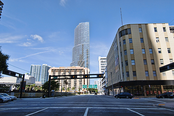 포토 JPG 해외이미지 도로 건축양식 하늘 거리 아파트 사람없음 야외 건물 도시 시티라이프 타운 마이애미 플로리다 해외202004 해외포토 라이프스타일 건축물 건축 길 교통시설 주택 미국 파일형식 이미지허브