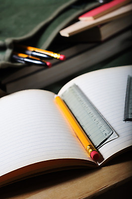 포토 JPG 해외이미지 교육 가방 학교 탁자 사람없음 책 초록색 스터디 연필 펜 노란색 업무 오픈 수학 주름 가득함 책상 지우개 대학교 해외202004 해외포토 잡화 컬러 가구 교과목 학용품 학습 필기구 작업 파일형식 이미지허브