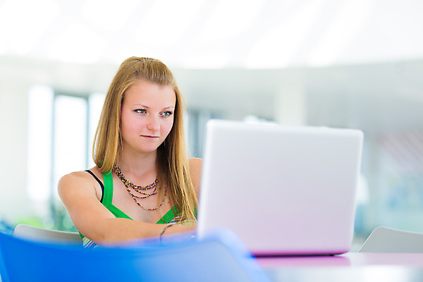 포토 JPG 해외이미지 백인 학생 여자 교육 남자 행복 여유 지도 교실 학교 탁자 실내 한명 미소 사람 앉기 10대 책 빨간색 스터디 청춘 그룹 도서관 무선전화기 읽기 대학교 해외202004 해외포토 서양인 1 감정 컬러 가구 컨셉 모션 청소년 표정 내부 학습 전화기 파일형식 이미지허브