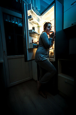 포토 JPG 해외이미지 응시 여자 음식 셔츠 신체 다이어트 청소년 주택 요리 한명 사람 숫자 문 크래커 주방 식사 저녁식사 어둠 기계 양념 선택 야간 저녁 컨테이너 먹기 기아 배고픔 검색 냉장고 점심식사 토닉 혼자 해외202004 해외포토 자연요소 문자 1 시선 산업 컨셉 상의 모션 건강 건물 쿠키 가전제품 사회이슈 파일형식 이미지허브