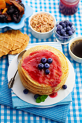 포토 JPG 해외이미지 전통 접시 열매 커피 음식 백그라운드 포크 단풍 과일 탁자 딸기 아침 디저트 요리 사람없음 목재 빨간색 파란색 쌓기 케이크 식사 흐름 흰색 신선 달콤 아침식사 잼 굽기 먹기 블루베리 산딸기 시럽 꿀 와플 팬케이크 점심식사 마멀레이드 채식주의자 페스츄리 핸드메이드 크레이프 해외202004 해외포토 주간 나무 식물 식기 음료 빵 컬러 가구 컨셉 잎 재료 모션 소스_음식 맛 구이 채식 파일형식 이미지허브