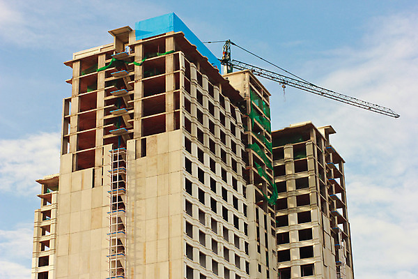 포토 JPG 해외이미지 백그라운드 건축양식 태국 하늘 노동자 아파트 주택 프레임 안전 사람없음 야외 건물 목재 파란색 울타리 사무실 금속 블록 업무 땅 아래 기중기 사인 방콕 시멘트 발판 진행 철강 해외202004 해외포토 나무 직업 건축물 건축 아시아 컬러 비즈니스 재료 재질 담장 작업 중장비 방향 위치 파일형식 이미지허브
