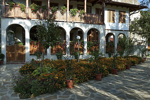 포토 JPG 해외이미지 나무 꽃 종교 문화 벽 조각 여행 건축양식 주택 미술 사람없음 건물 목재 울타리 마을 정원 역사 닫기 심볼 그림 대문 수도원 불가리아 신앙심 회랑 해외202004 해외포토 식물 건축물 건축 재료 모션 문화예술 담장 문 복도 파일형식 남유럽 이미지허브