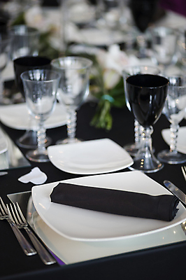 포토 JPG 해외이미지 모델 드레스 옷 꽃 꽃다발 결혼 백그라운드 유리 탁자 결혼식 사랑 정장 이벤트 사람없음 장식 빛 유행 축하 우아함 은색 배열 질감 베일 해외202004 해외포토 식물 감정 컬러 가구 컨셉 재질 파일형식 이미지허브