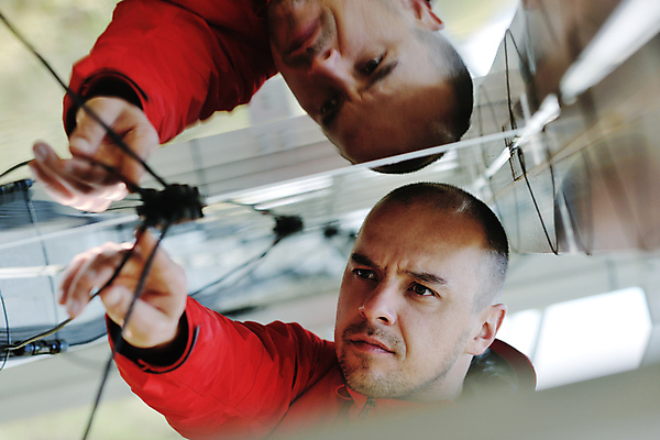 포토 JPG 해외이미지 주간 남자 한명 상반신 성인 야외 앞모습 반사 가리킴 태양에너지 집열판 성인남자한명만 해외202004 해외포토 자연요소 1 뷰포인트 사람 손짓 그린에너지 남자한명만 성인남자만 파일형식 이미지허브
