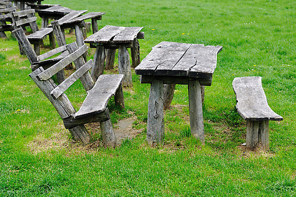 포토 JPG 해외이미지 공원 밭 벤치 자연 풍경 사람없음 야외 목재 초록색 시골 오브젝트 옛날 해외202004 해외포토 나무 공공시설 컬러 농업 의자 재료 생태계 파일형식 이미지허브