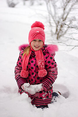 포토 JPG 해외이미지 백인 1 라이프스타일 드레스 옷 계절 여자 행복 어린이 분홍색 크리스마스 겨울 자연 날씨 휴가 산 한명 사람 야외 빨간색 얼음 추위 흰색 아기 눈송이 12월 서리 2월 해외202004 해외포토 자연요소 서양인 기념일 감정 컬러 눈_날씨 생활 날짜 생태계 파일형식 이미지허브