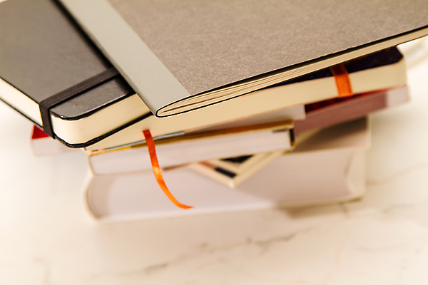 포토 JPG 해외이미지 학생 교육 종이 문화 과학 백그라운드 졸업 텍스트 학교 사람없음 책 스터디 독서 쌓기 탑 자료 정보 가르침 도서관 수집 읽기 교과서 대학교 문서 문학 수납 흙더미 제비 보관소 줄서기 출판 문해 해외202004 해외포토 건축물 모션 조류 교재 학습 흙 저장 파일형식 더미 이미지허브