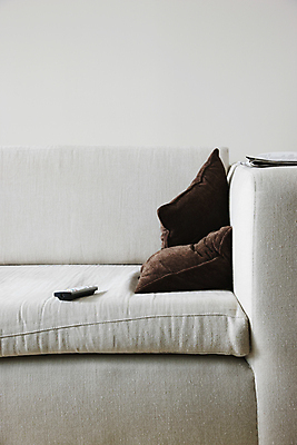 포토 JPG 해외이미지 벽 쿠션 거실 통신 주택 실내 사람없음 세로 소파 텔레비전 침묵 장비 리모컨 오브젝트 런던 전자 멀리 관리자 제어 카피스페이스 해외202004 해외포토 의자 영국 내부 건물 전자제품 소리 공백 파일형식 이미지허브