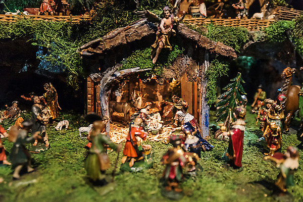 포토 JPG 해외이미지 동물 전통 계절 남자 종교 어린이 크리스마스 겨울 가족 조명 기념 3 선물 사람없음 장식 가로 숫자 교회 성경 피규어 수확 아기 양 예수 그룹 성자 야간 플라스틱 12월 복고 장면 신성 요셉 노엘 베들레헴 신앙심 해외202004 해외포토 자연요소 문자 기념일 기독교 농업 종교용품 포유류 관계 종교건축 재질 사람 건물 미니어처 신_종교 날짜 파일형식 이미지허브