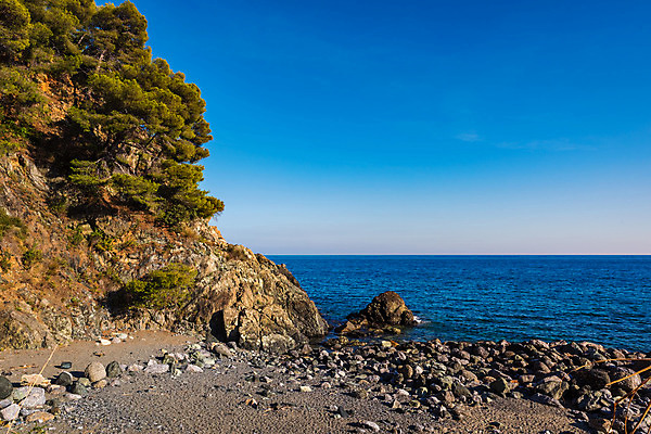 포토 JPG 해외이미지 나무 계절 유럽 도로 바다 여행 백그라운드 자연 하늘 휴가 휴식 파노라마 풍경 해변 사람없음 야외 여름 파란색 이탈리아 산책로 바위 만 지중해 내추럴 해외202004 해외포토 식물 나라 길 컬러 컨셉 교통시설 촬영기법 돌_바위 생태계 파일형식 이미지허브