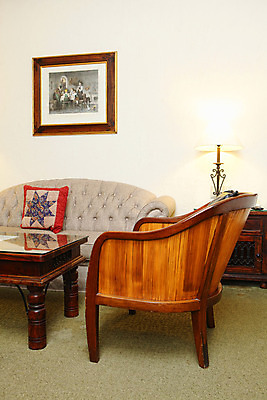 포토 JPG 해외이미지 디자인 유럽 의자 호텔 휴가 사람없음 내부 목재 소파 스페인 고급 휴양지 여관 스페인어 스타일 안락 해외202004 해외포토 나무 나라 가구 컨셉 재료 숙소 장소 파일형식 이미지허브