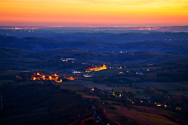 포토 JPG 해외이미지 나무 식물 구름 도로 길 농업 자연 하늘 산 주택 안테나 파노라마 풍경 사람없음 야외 초록색 파란색 빛 농작물 컬러풀 교회 마을 계곡 황혼 봄 시골 램프 야간 저녁 숲 땅 언덕 시골집 크로아티아 강렬 해외202004 해외포토 자연요소 계절 유럽 산업 컬러 통신 종교건축 교통시설 조명 촬영기법 건물 일몰 생태계 파일형식 이미지허브