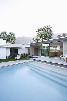 포토 JPG 해외이미지 주간 의자 휴식 주택 야외수영장 사람없음 야외 여름휴가 바캉스 야자수 해외202004 해외포토 자연요소 나무 가구 컨셉 휴가 수영장 건물 파일형식 여름_계절 이미지허브