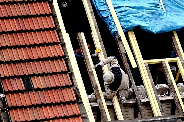 포토 JPG 해외이미지 백인 직업 남자 지붕 노동자 주택 사람 사람없음 건물 업무 작업 수리 종업원 목수 목공예 복원 업그레이드 조작 개조 해외202004 해외포토 서양인 건축물 공예 파일형식 이미지허브