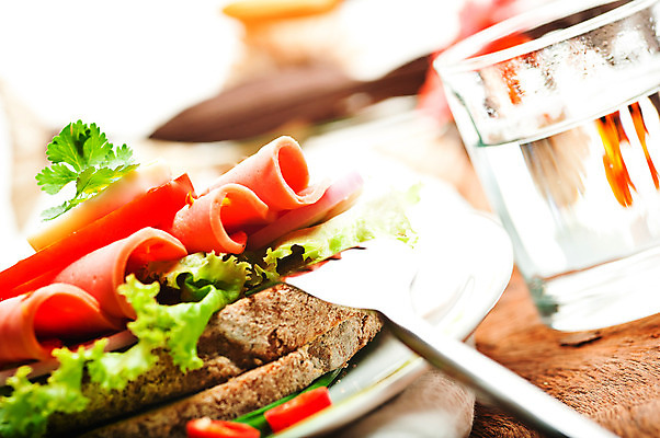 포토 JPG 해외이미지 접시 음식 빵 조각 토마토 채소 고추 오이 샌드위치 건강 육류 돼지고기 요리 사람없음 빨간색 초록색 여름 갈색 식사 샐러드 회색 추위 흰색 시골 신선 소시지 맛 아침식사 상추 큼 자르기 먹기 허브 향신료 속도 매움 햄 피클 슬라이스 바질 내추럴 점심식사 고체 삶기 평야 호밀 해외202004 해외포토 식물 식기 계절 컬러 컨셉 식재료 모션 자연 곡류 가공식품 크기 절임 향미료 파일형식 이미지허브