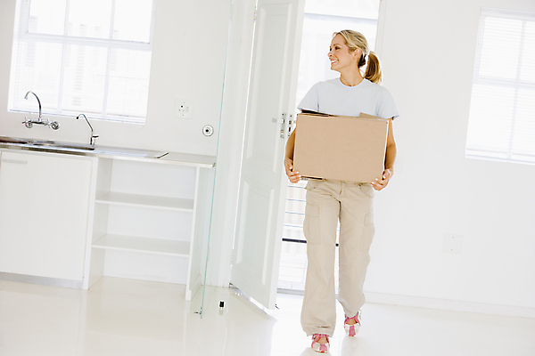 포토 JPG 해외이미지 주간 전신 백인 여자 행복 부동산 아파트 주택 한명 미소 사람 20대 가로 상자 걷기 플랫 흥분 적재 대출 성인여자만 카피스페이스 해외202004 해외포토 자연요소 서양인 1 감정 모션 표정 청년 건물 금융 공백 재산 여자만 성인만 파일형식 이미지허브