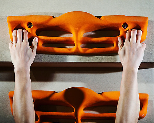 포토 JPG 해외이미지 백인 1 손 남자 벽 스포츠 포즈 신체 손가락 근육 실내 매달리기 건강 3 사람 성인 사람없음 운동 힘 잡기 당기기 연습 체육관 오르기 팔 인공 해외202004 해외포토 서양인 모션 내부 신체부위 파일형식 이미지허브