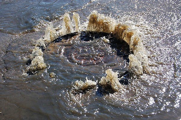 포토 JPG 해외이미지 도로 길 거리 건조 사람없음 물 긴급 도시 원형 구멍 위험 폭발 홍수 사건 철 교차로 분수 폭풍 트러블 하수 해외202004 해외포토 자연요소 도형 컨셉 교통시설 날씨 자연재해 파일형식 이미지허브