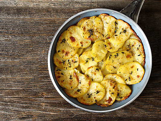 포토 JPG 해외이미지 음식 감자 요리 사람없음 옆모습 가로 식사 시골 황금 굽기 프랑스어 그라탱 해외202004 해외포토 문자 뷰포인트 채소 서양음식 구이 파일형식 이미지허브