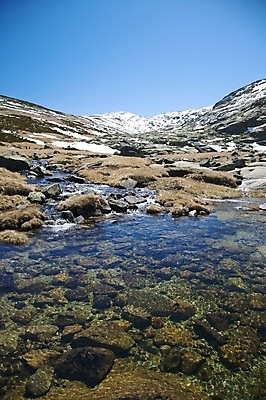 포토 JPG 해외이미지 유럽 호수 겨울 자연 산 풍경 사람없음 야외 물 파란색 강 계곡 바위 시골 저수지 스페인 혼자 해외202004 해외포토 자연요소 계절 나라 컬러 돌_바위 생태계 파일형식 이미지허브