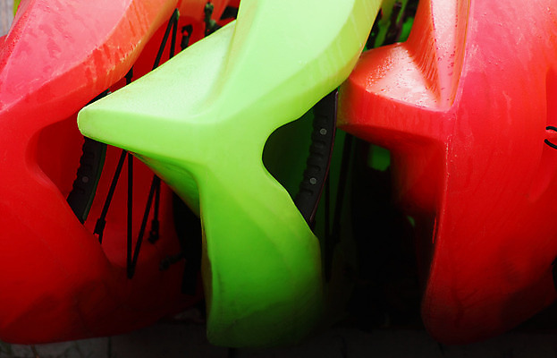 포토 JPG 해외이미지 스포츠 휴식 항해 사람없음 가로 빨간색 초록색 컬러풀 보트 대여 뱃놀이 해외202004 해외포토 컬러 컨셉 배_교통 전통놀이 파일형식 이미지허브