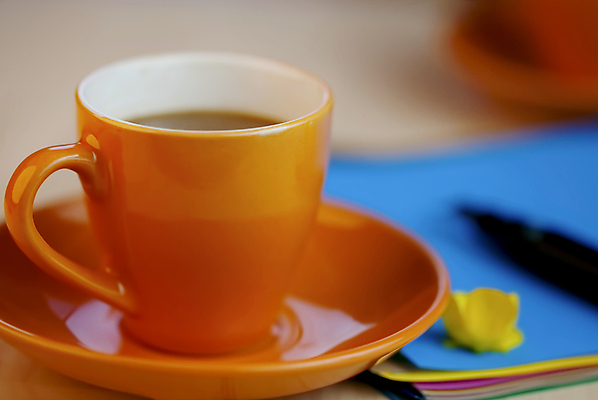 포토 JPG 해외이미지 종이 커피 음료 오렌지 사람없음 컵 파란색 펜 만년필 초콜릿 쪽지 기록 뜨거움 컵받침 상쾌 코코아 라떼 모카 해외202004 해외포토 식기 감정 컬러 과일 디저트 필기구 받침대 파일형식 이미지허브