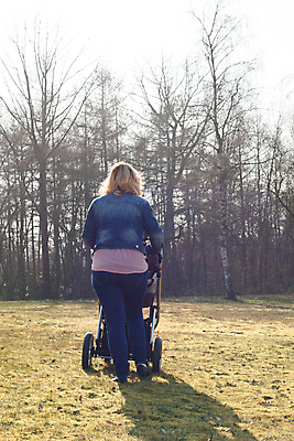 포토 JPG 해외이미지 라이프스타일 공원 여자 행복 어린이 가족 교통시설 자연 엄마 사랑 한명 사람 야외 부모 햇빛 걷기 산책 아기 신생아 마차 유모차 돌봄 해외202004 해외포토 1 공공시설 감정 교통수단 교통 관계 모션 휴식 생활 태양 아기용품 시설 생태계 파일형식 이미지허브