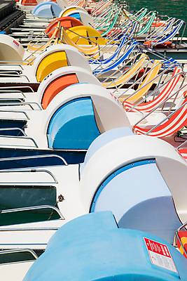 포토 JPG 해외이미지 공원 호수 선 오렌지 휴식 산 풍경 사람없음 야외 빨간색 초록색 물 여름 파란색 강 컬러풀 노란색 여행객 항구 자전거 흰색 보트 숲 플라스틱 묘사 오브젝트 순환 대여 뱃놀이 줄서기 페달 해외202004 해외포토 자연요소 계절 공공시설 컬러 컨셉 배_교통 과일 교통시설 모션 재질 사람 바이크 전통놀이 파일형식 이미지허브