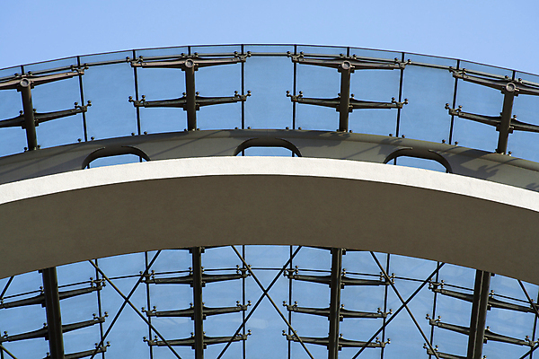 포토 JPG 해외이미지 패턴 곡선 건축양식 유리 하늘 지붕 추상 미래 독일 사람없음 건물 파란색 금속 도시 원형 초승달 묘사 활 천장 시멘트 대칭 철강 콘크리트 함부르크 해외202004 해외포토 도형 건축물 건축 유럽 선 컬러 컨셉 무늬 재질 달 파일형식 이미지허브