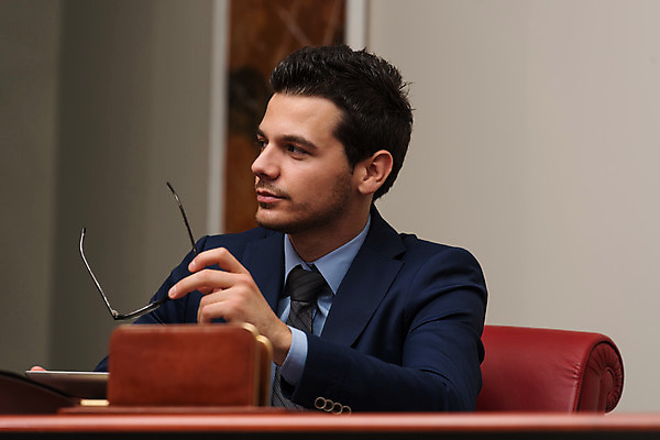 포토 JPG 해외이미지 백인 직업 응시 남자 안경 인터넷 비즈니스 CEO 텍스트 성공 노동자 세포 실내 한명 사람 앉기 정장 성인 스마트폰 컴퓨터 사무실 유행 업무 비즈니스맨 자신감 종업원 전화기 경영자 온라인 주인 변호사 경영 유일 표현성 해외202004 해외포토 서양인 1 시선 잡화 옷 감정 컨셉 모션 내부 전자제품 핸드폰 스마트기기 작업 직장인 리더 파일형식 이미지허브