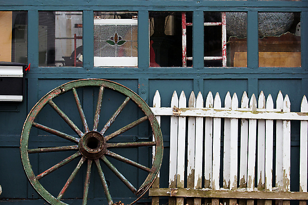 포토 JPG 해외이미지 사람없음 울타리 상점 골동품 바퀴 수집 고물 해외202004 해외포토 담장 파일형식 이미지허브