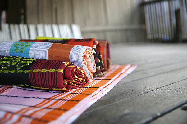 포토 JPG 해외이미지 전통 손 디자인 산업 문화 줄 패턴 공장 미술 취미 사람없음 목재 컬러풀 여행객 공구 직물 면 업무 작업 실 제조 실크 인도네시아 섬유 짜임 수공예 양모 옛날 짜기 핸드메이드 해외202004 해외포토 나무 아시아 컬러 무늬 재료 공업 모션 문화예술 사람 신체부위 도구 공예 파일형식 이미지허브