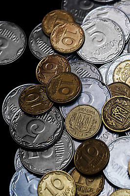 포토 JPG 해외이미지 유럽 백그라운드 컨셉 돈 비즈니스 성공 사람없음 금융 경제 빛 노란색 쌓기 탑 금속 동전 검은색 어둠 저축 흰색 변화 재산 황금 은색 심볼 오브젝트 질감 투자 상업 보물 빚 고립 우크라이나 해외202004 해외포토 건축물 나라 컬러 모션 재질 파일형식 이미지허브