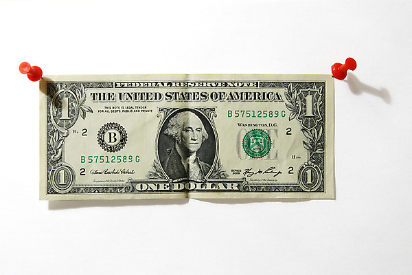 포토 JPG 해외이미지 1 종이 줄 지폐 돈 매달리기 사람없음 초록색 금융 경제 달러 미국 못 구매 방향 심볼 속도 고정 이익 가치 직사각형 빚 고립 워싱턴 위기 해외202004 해외포토 도형 컬러 북아메리카 모션 쇼핑 공구 재산 파일형식 이미지허브