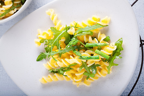 포토 JPG 해외이미지 음식 채소 파스타 사람없음 가로 컬러풀 식사 샐러드 신선 사발 아스파라거스 후추 건강식 점심식사 루꼴라 채식주의자 해외202004 해외포토 컬러 서양음식 사기그릇 향신료 채식 파일형식 이미지허브