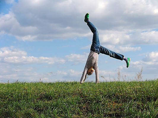 포토 JPG 해외이미지 라이프스타일 여자 무기 어린이 밭 하늘 휴가 한명 사람 잔디 야외 초록색 파란색 금발 운동 봄 자유 시원함 리빙 평형 해외202004 해외포토 식물 1 헤어스타일 계절 컬러 컨셉 농업 건강 생활 수영 파일형식 이미지허브